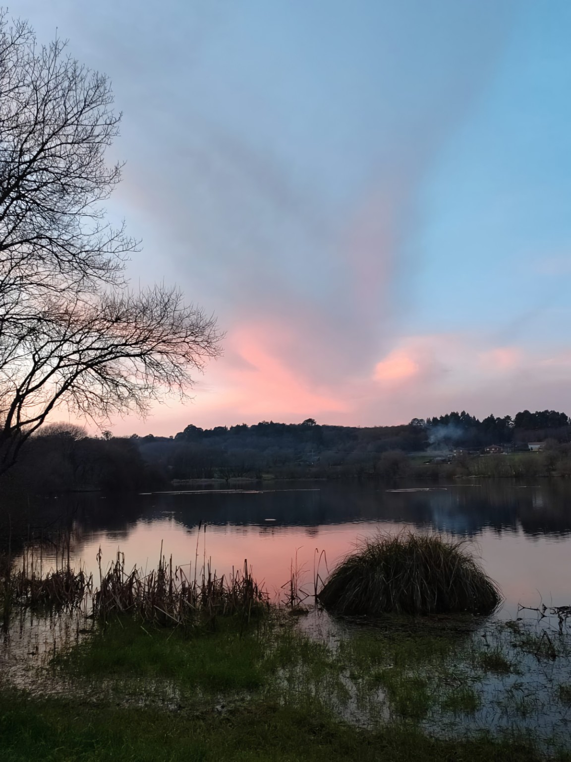 La laguna de Sobrado al atardecer, bajo un cielo rosado